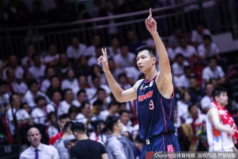 易建联在新疆队内线群中高高跃起,如同鹤立鸡群,以一记势在必得的补扣终结进攻,展现了其无与伦比的统治力。
