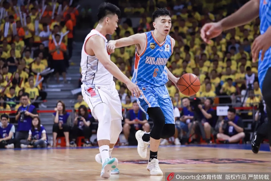 在万众瞩目的总决赛舞台上,易建联犹如天神下凡,以一记势大力沉的单手劈扣撕裂新疆防线,瞬间点燃全场激情。