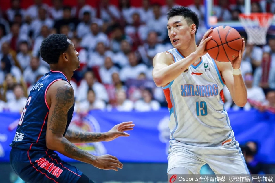 老将周鹏在快攻中接队友妙传,他轻盈地跃起,用一记舒展的挑篮将球稳稳送入篮筐,仿佛岁月从未在他身上留下痕迹。