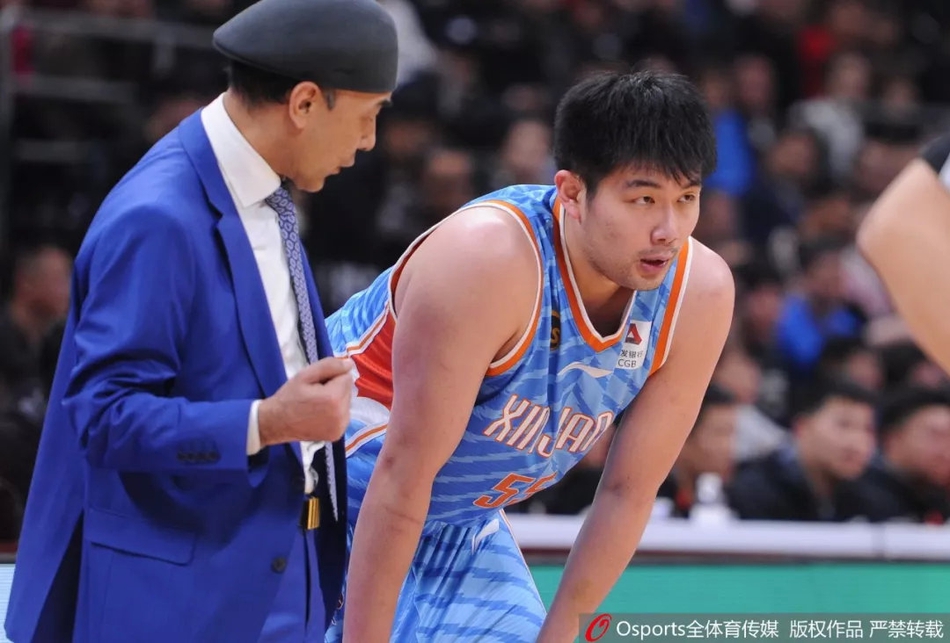 夺冠时刻,队长周鹏紧握双手,仰望穹顶,眼中闪烁着激动的泪光,这一刻所有的压力和付出都化作了幸福的泪水。