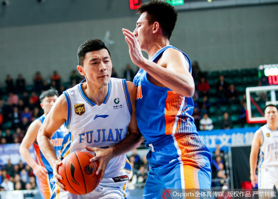 山西外援穆罕默德利用节奏晃开防守，急停跳投出手，八一球员封盖不及