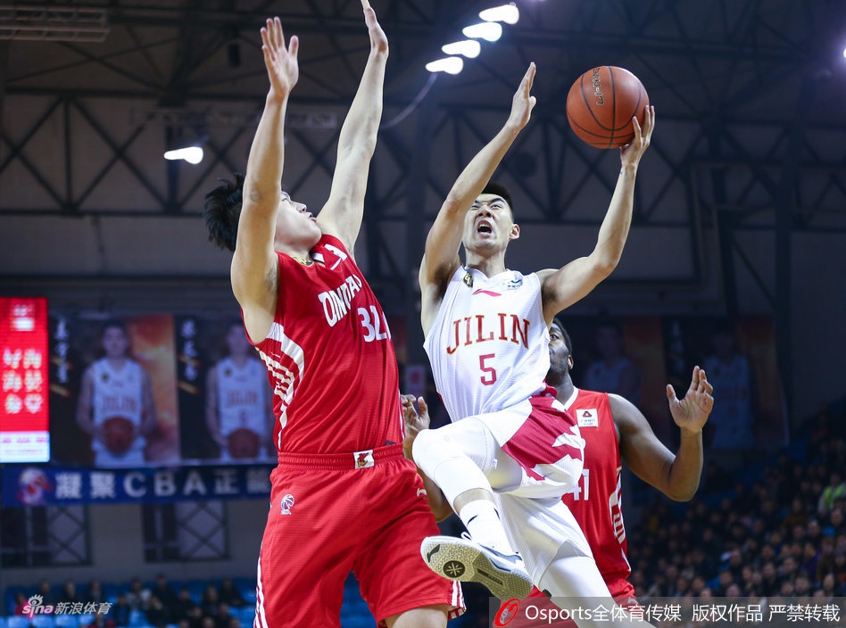 青岛队外援吉布森在吉林主场狂砍高分，他用一次华丽的变向过掉防守，跳起后仰投篮，动作美如画