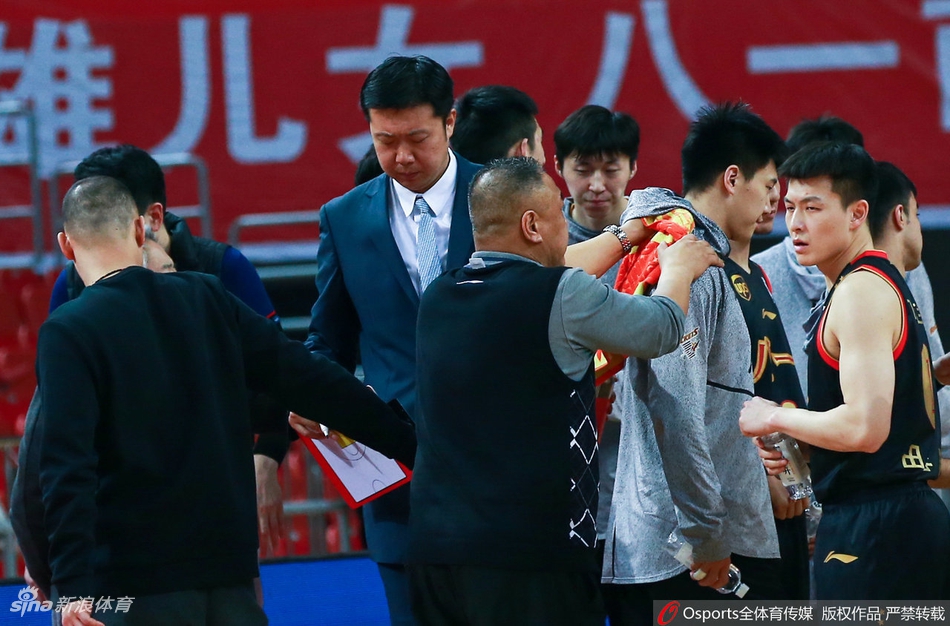 亚当斯突破青岛队的防线，在空中对抗后身体完全舒展，指尖轻轻一挑将球送入篮筐，再现常规赛MVP的杀手本色