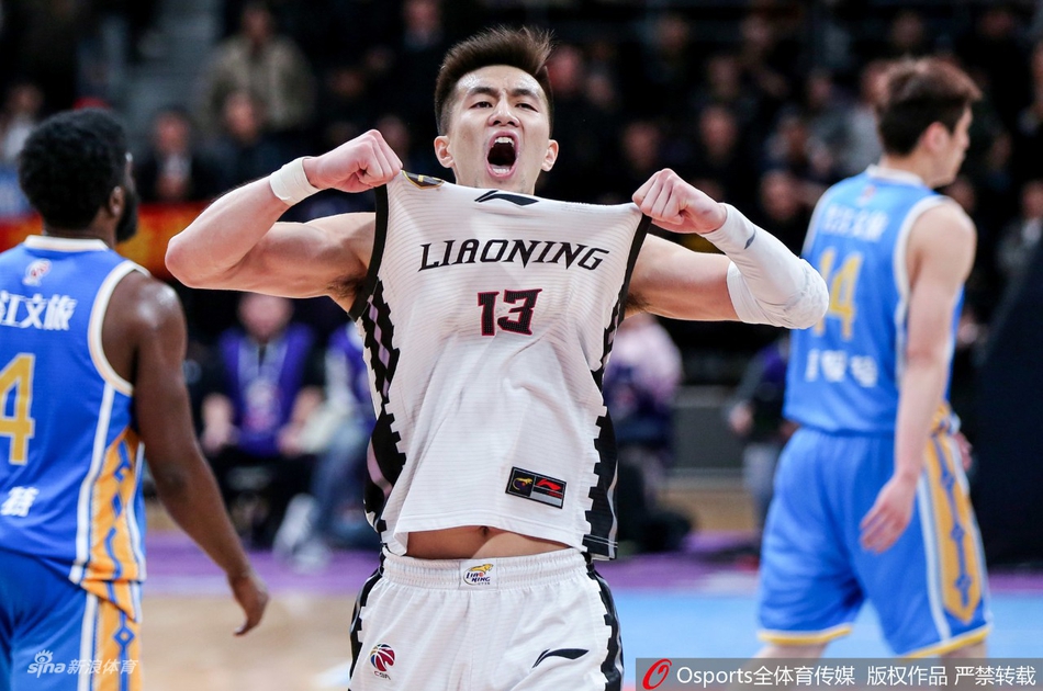 索尼·威姆斯在高速反击中如一道白色闪电，他嘴角紧咬，眼神专注地盯着前方，手中的篮球仿佛与他融为一体，在他身后是拼命追赶却始终差一个身位的防守球员，展现了顶级外援的冲击力与速度。