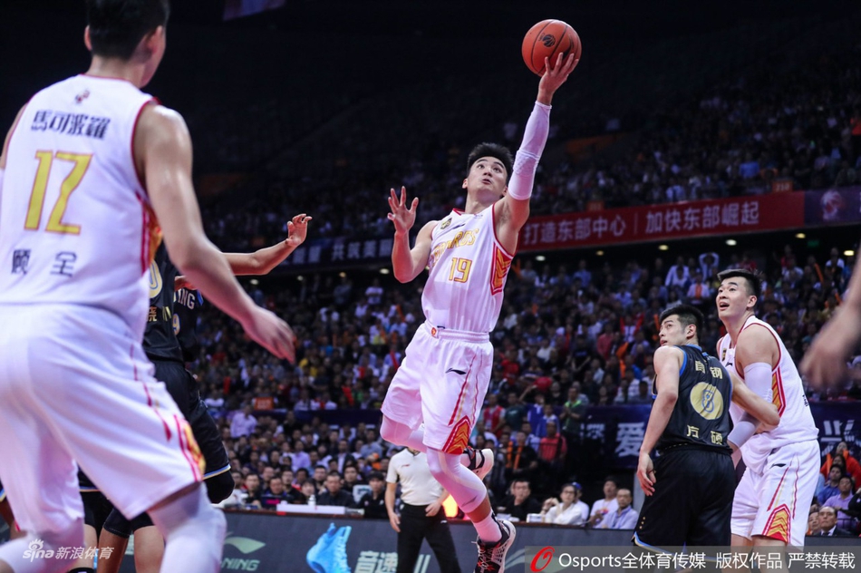 赵睿在防守端展现出年轻球员的拼劲，他重心压得极低，张开双臂死死贴住对手，额头上的青筋因用力而微微暴起，脚下的碎步快速移动，像一张甩不掉的大网笼罩着对方的持球核心。