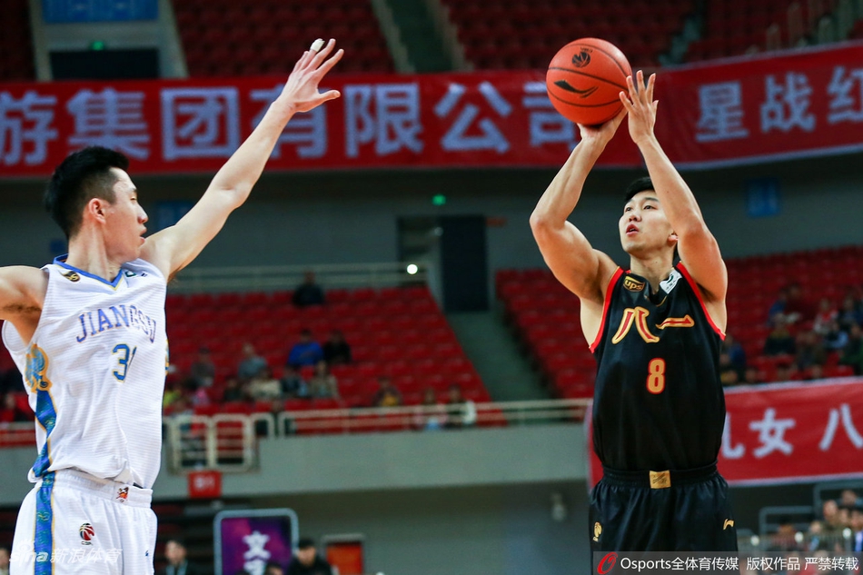广州队外援布朗高高跃起，面对吉林队的多人封盖强行抛射，他全场如蝴蝶穿花般的突破彻底撕碎了对手的防线