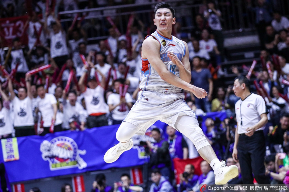 夺冠后的更衣室内,易建联被兴奋的队友们紧紧围住,大家用最狂野的方式庆祝这来之不易的第九冠,香槟与汗水交织成最美的画卷。