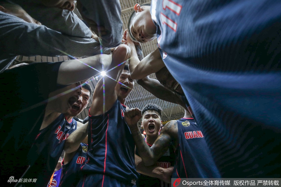 易建联在比赛中眼神坚毅，高高跃起以一记势大力沉的单手劈扣终结进攻，在他身后的防守球员只能望球兴叹，这一刻仿佛整个球馆都为之寂静，只留下他霸气的背影。