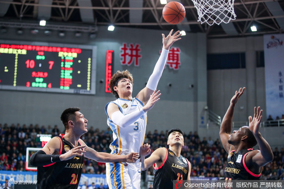 广东队主教练杜锋在场边激动地指挥比赛，他一只手放在嘴边做喇叭状大声呼喊，另一只手用力地比划着战术手势，脸上写满了专注与严厉，身后的替补球员们也纷纷起立，完全被场上紧张的气氛所感染。