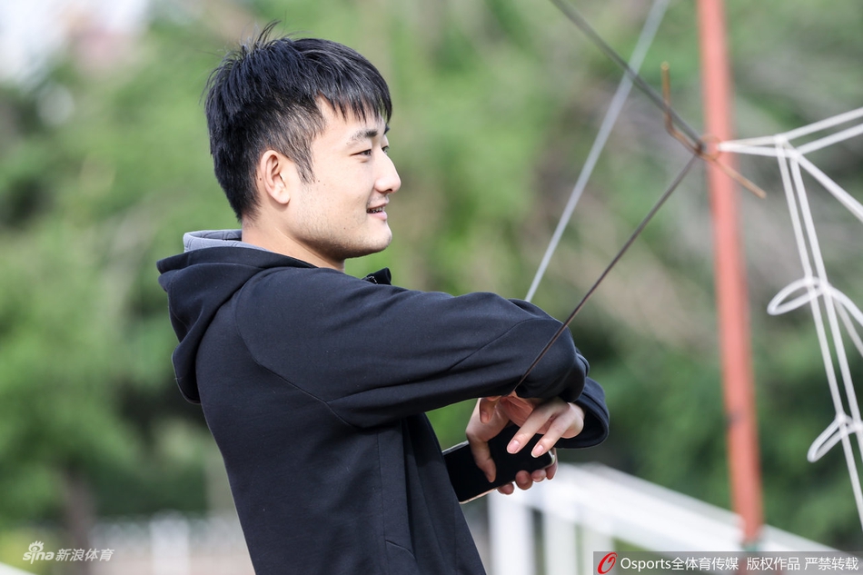 贺天举丛明晨勾肩搭背哥俩好