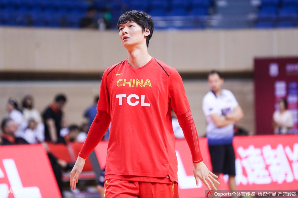 中国男篮全队围成一圈，在教练的带领下进行赛前最后的动员，团结一致的气势仿佛即将出征的战士。