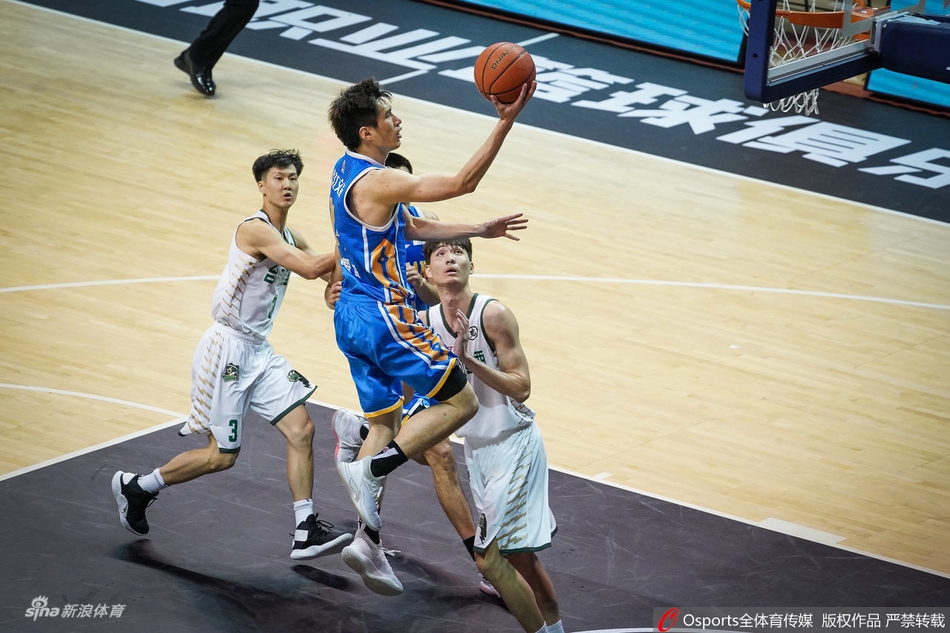 黄毅超底角三分稳稳出手,球离指尖瞬间,全场目光聚焦于那道彩虹弧线。