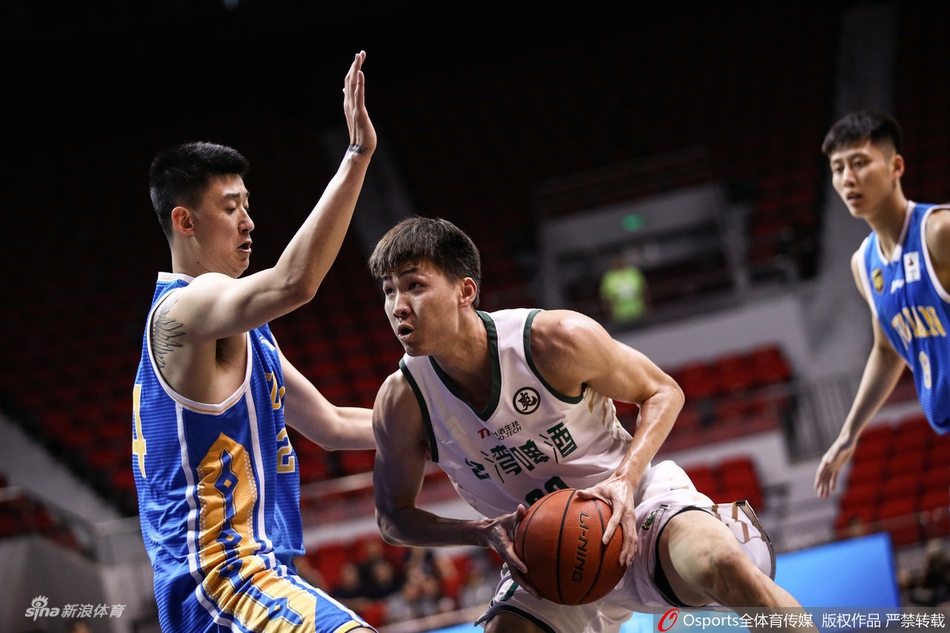 范宇轩如猎豹般切入内线,面对防守高高跃起,眼神坚毅地完成上篮。