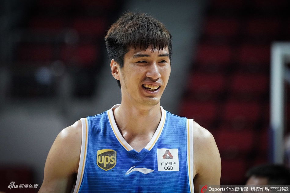 何重达在内线卡位抢下篮板,肌肉紧绷充满力量,展现出绝对的制空权。