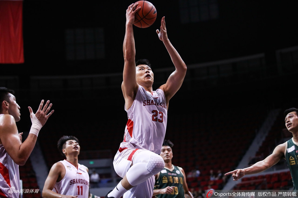 山东队球员贾诚在台湾啤酒队员的严密防守下，依然强硬地起身跳投，篮球在空中划出一道弧线，内线悍将的霸气尽显。