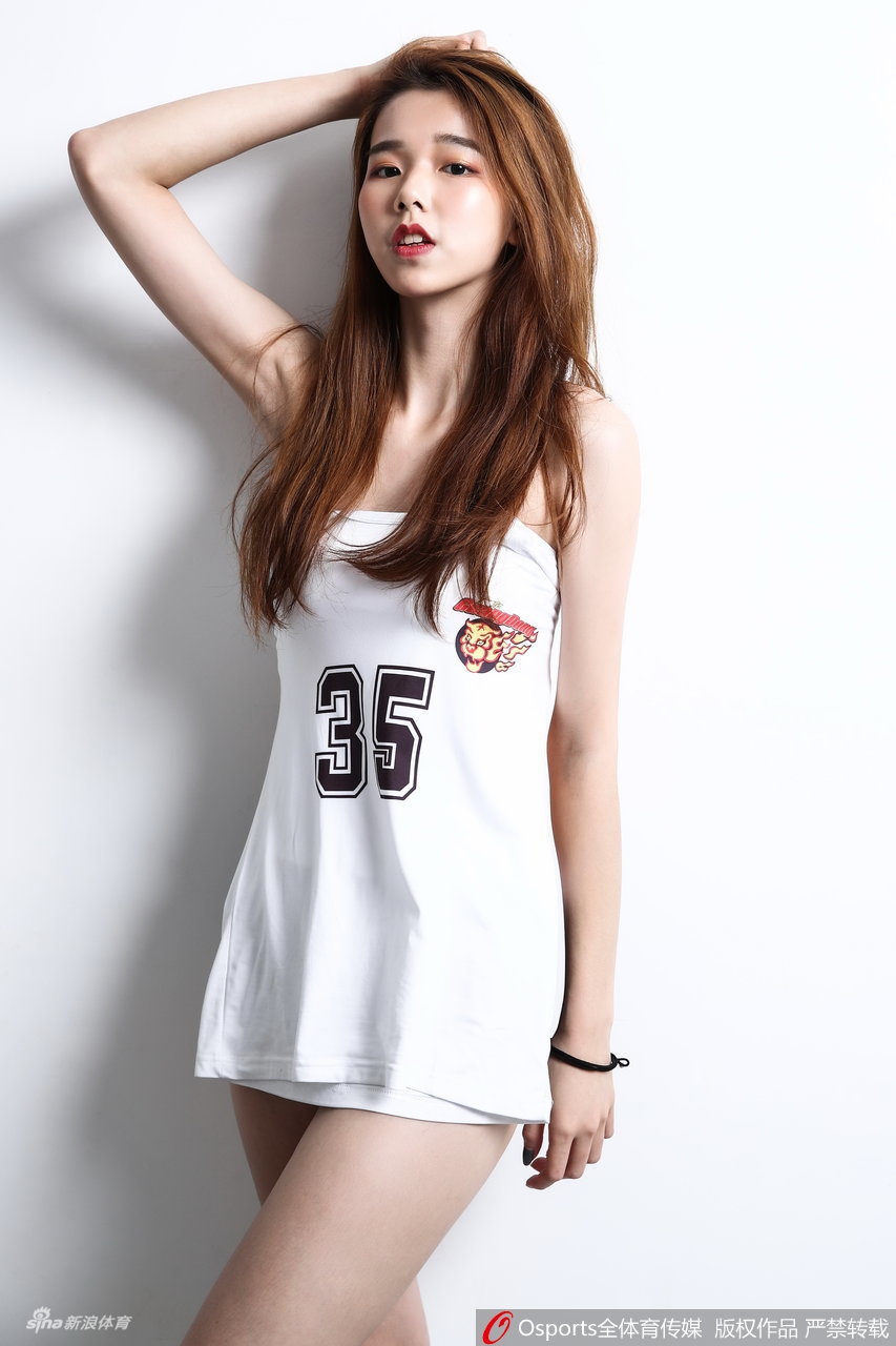 舞时尚啦啦队的宝贝们在镜头前莞尔一笑，她们身着靓丽的队服，仿佛是从春日阳光中走来的精灵，眉眼间满是对即将到来的总决赛的期待与自信。