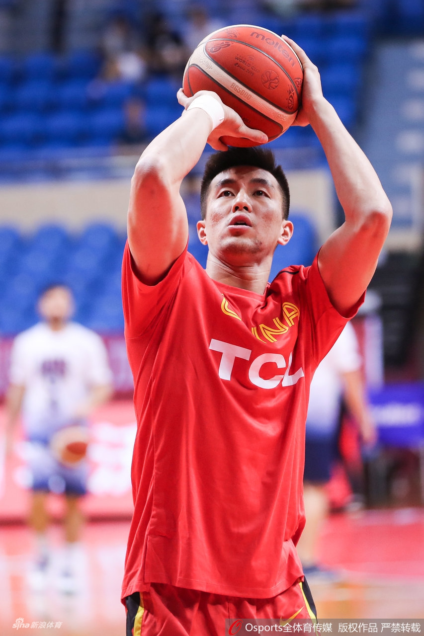 郭艾伦身披国家队战袍进行赛前拉伸，神情专注而坚定，仿佛在告诉所有人他已做好准备。