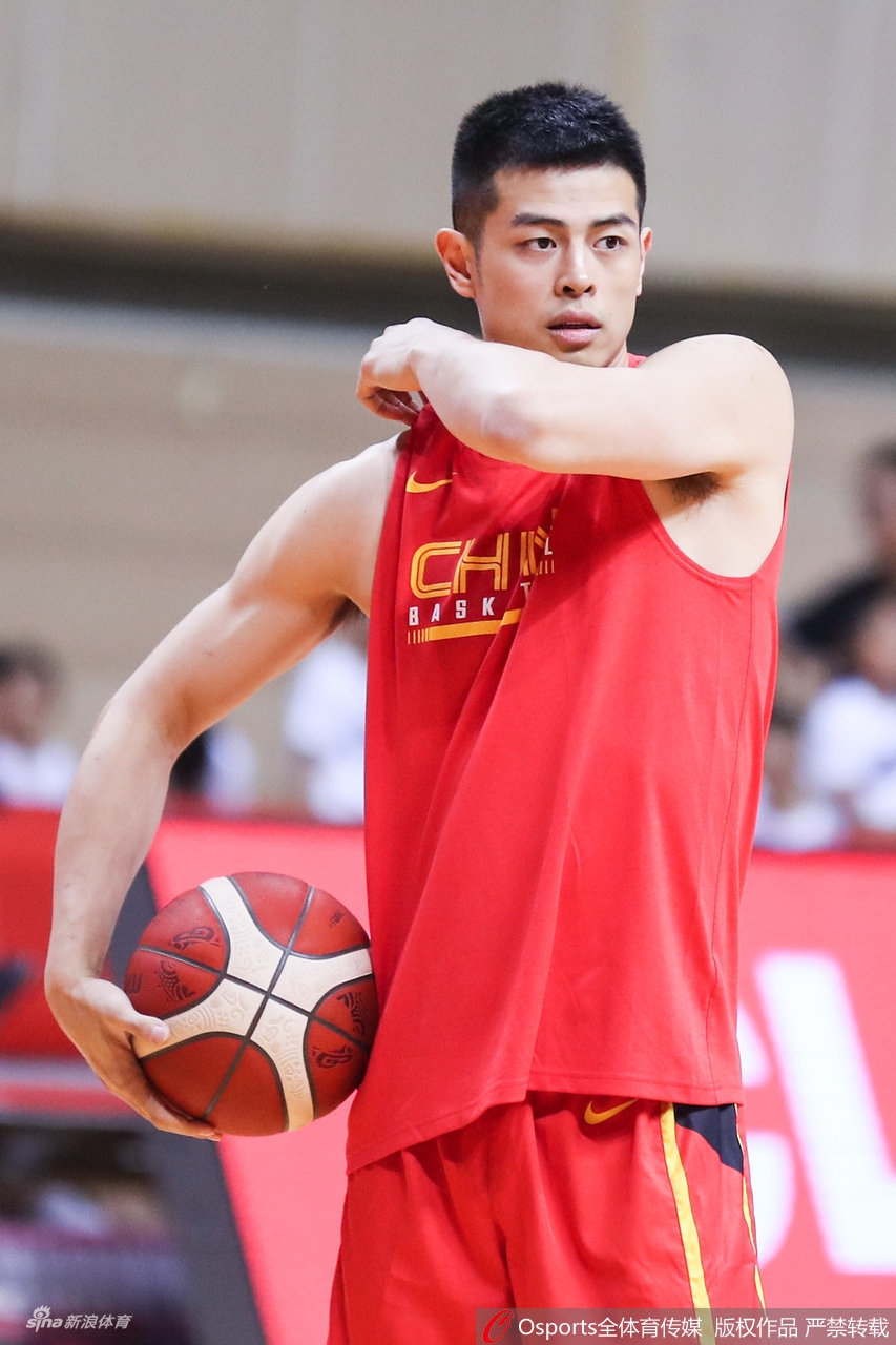 赛前热身环节，郭艾伦正在调整呼吸进行投篮练习，篮球在空中划出美妙的弧线，承载着球迷的期待。