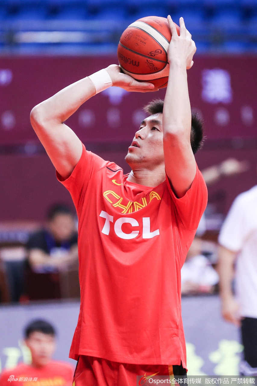 郭艾伦在热身时运球穿越全场，矫健的身影如同球场上的精灵，引得看台上无数目光追随。