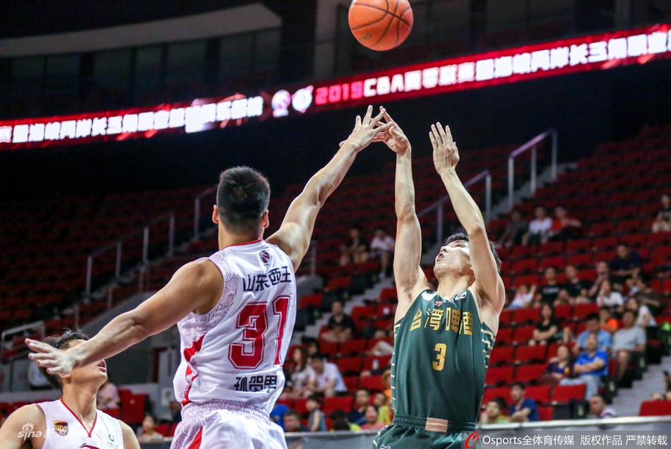 赛后，山东与台湾啤酒的队员们相互致意，没有了赛场上的剑拔弩张，只有篮球带来的友谊与尊重，海峡两岸的情谊在这一刻温情流淌。