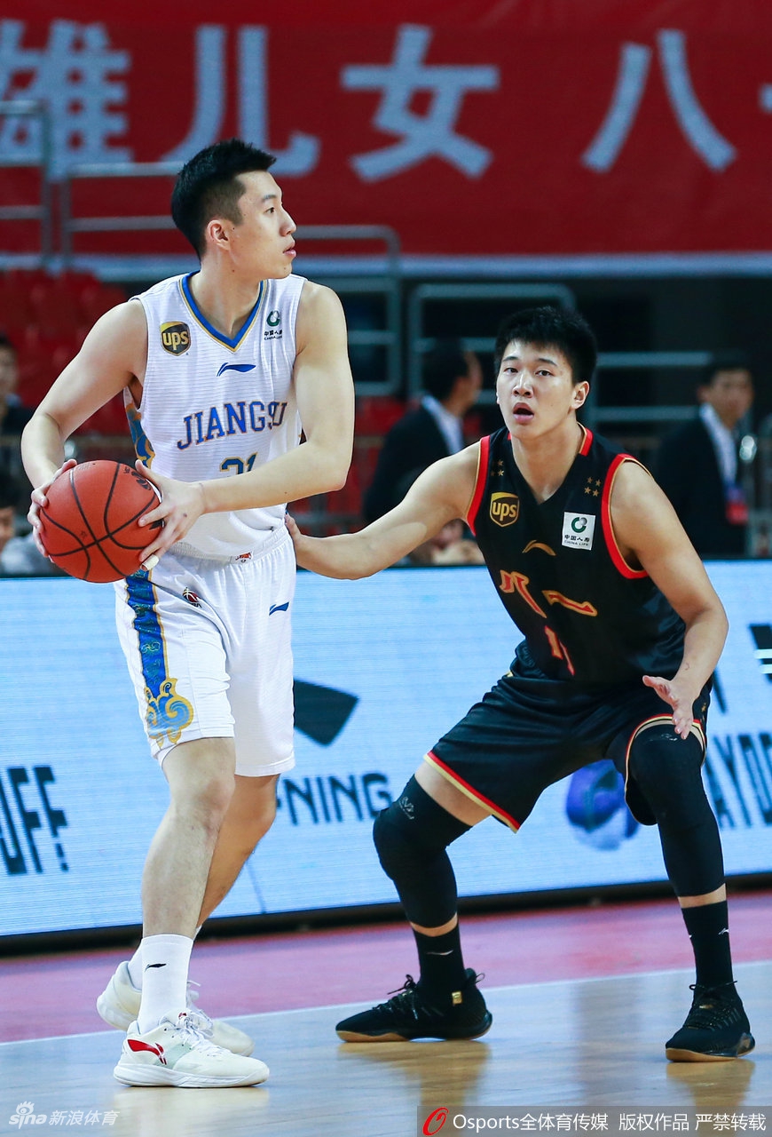 山东队小将朱荣振面对北控的防守强硬背身单打，顶开防守后转身勾手，皮球稳稳空心入网，他在末节的出色发挥让全场为之沸腾