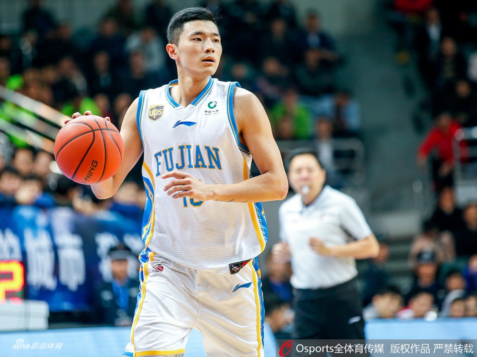 八一队付豪在山西内线群中强行转身，利用柔和手感勾手投篮