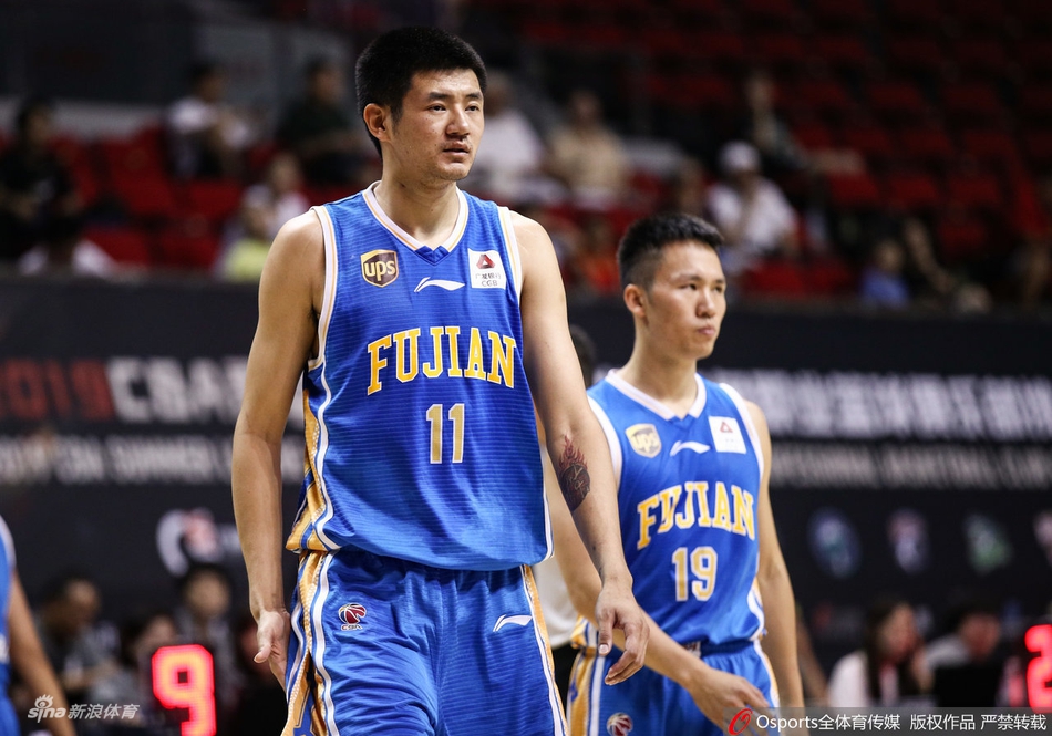 黄毅超外线手起刀落,篮球划过完美弧线直钻网心,瞬间点燃全场热情。