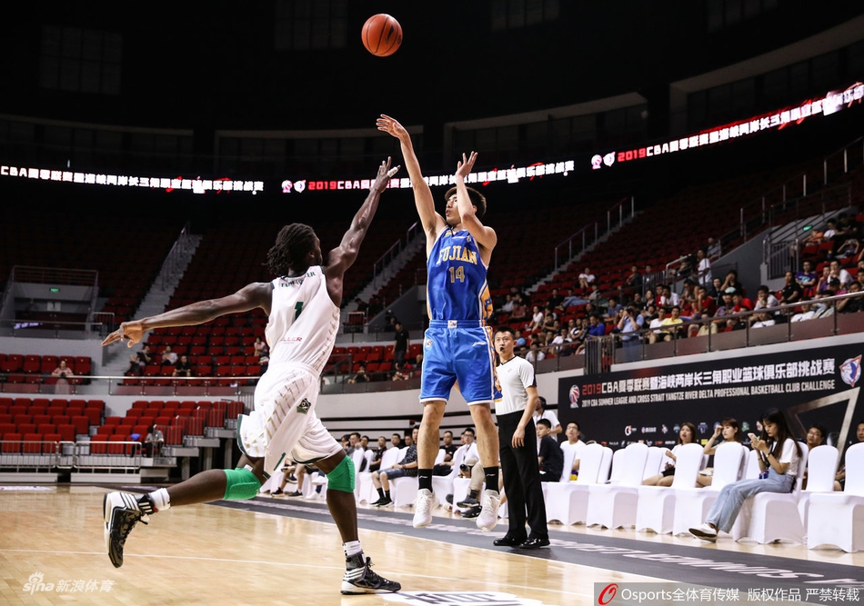 赛后双方球员致意,汗水与笑容交织,海峡情谊在篮球的纽带下悄然生长。