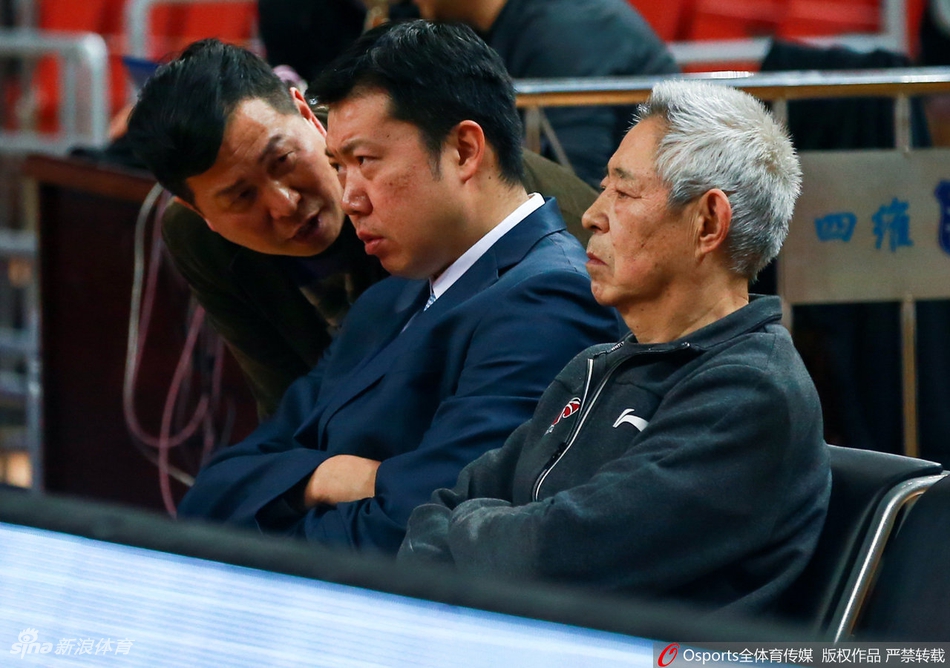 弗雷戴特在防守球员的围堵下强行三分出手，篮球划过一道完美弧线直坠网窝，点燃了上海主场球迷的季后赛希望