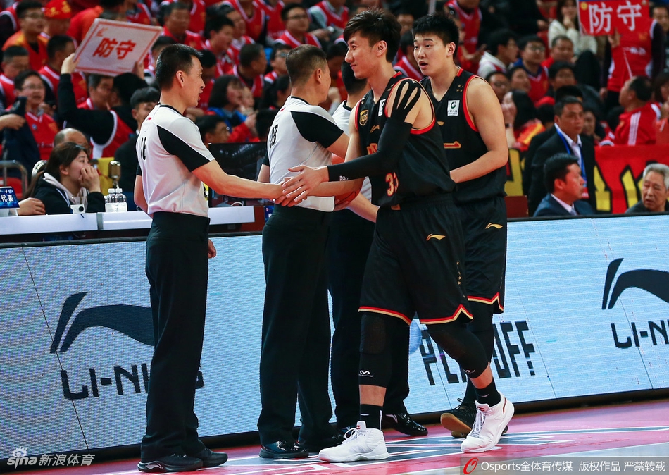 八一队的阿尔斯兰运球高速推进，面对江苏队的防守球员，眼神坚毅地指挥着队友跑位，全场球迷为他生涯新高的表现起立欢呼