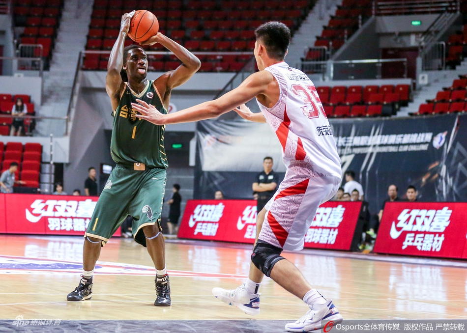 山东队小将朱荣振面对台湾啤酒队员的封盖，毫无惧色地高高跳起，用一记轻柔的勾手将球送入篮筐，展现了年轻内线的柔和手感与潜力。