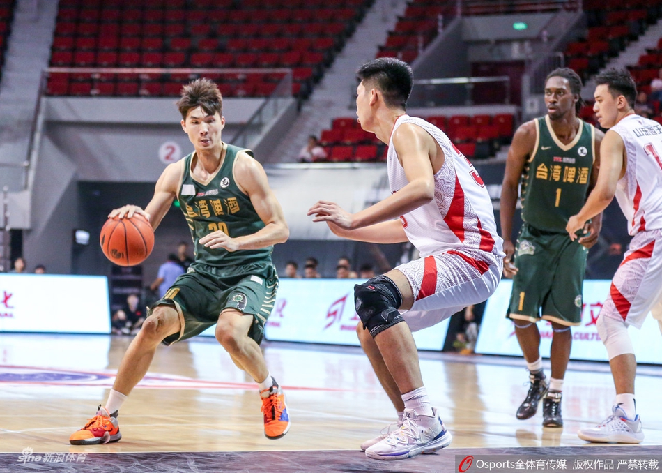 “小鲨鱼”陶汉林在加时赛中彻底爆发，他高高跃起双手灌篮，整个篮筐都在颤抖，用最霸气的暴扣宣告了山东队必胜的决心。