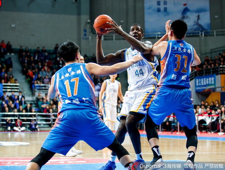 八一队00后小将郭昊文高高跃起上演单手战斧劈扣，山西队员邢志强望尘莫及