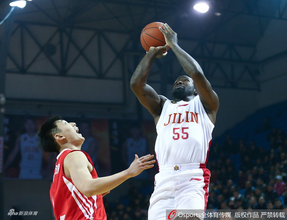 广州队外援弗格全场狂砍50分，此刻他顶着浙江队两人的防守强行突破，脸上写满了必胜的决心