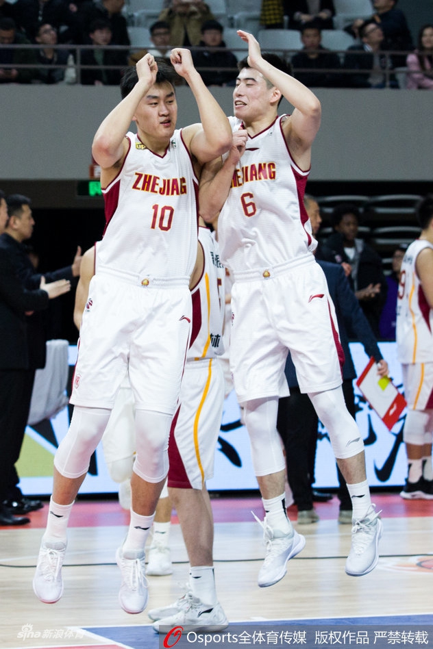 广州队西热力江在关键时刻手起刀落，三分球穿针引线，他紧握拳头放声怒吼，点燃了替补席的激情