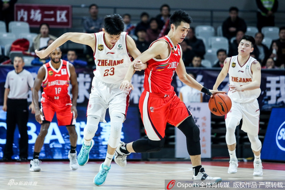 新疆队内线悍将范子铭在天津禁区如入无人之境，他高高跃起单手劈扣，整个篮筐都在颤抖