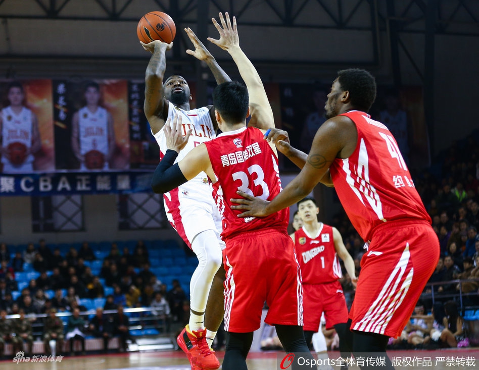 新疆队外援亚当斯如闪电般撕裂防线，在天津队多人围堵下依然闲庭信步，送出一记精妙绝伦的助攻