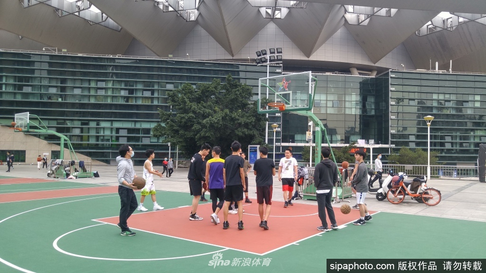 夜幕降临,华灯初上,宝安体育馆的灯光球场依然明亮,几位市民趁着夜色与灯光继续享受着篮球的快乐,映照出深圳这座城市顽强的生命力与市民对健康生活的向往