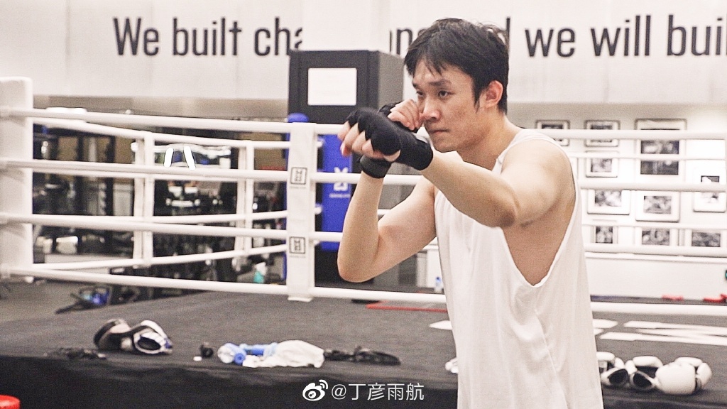 丁彦雨航独自一人在训练师辅助下进行投篮练习,篮球划过优美弧线空心入网,背后的山东男篮队徽在阳光下熠熠生辉