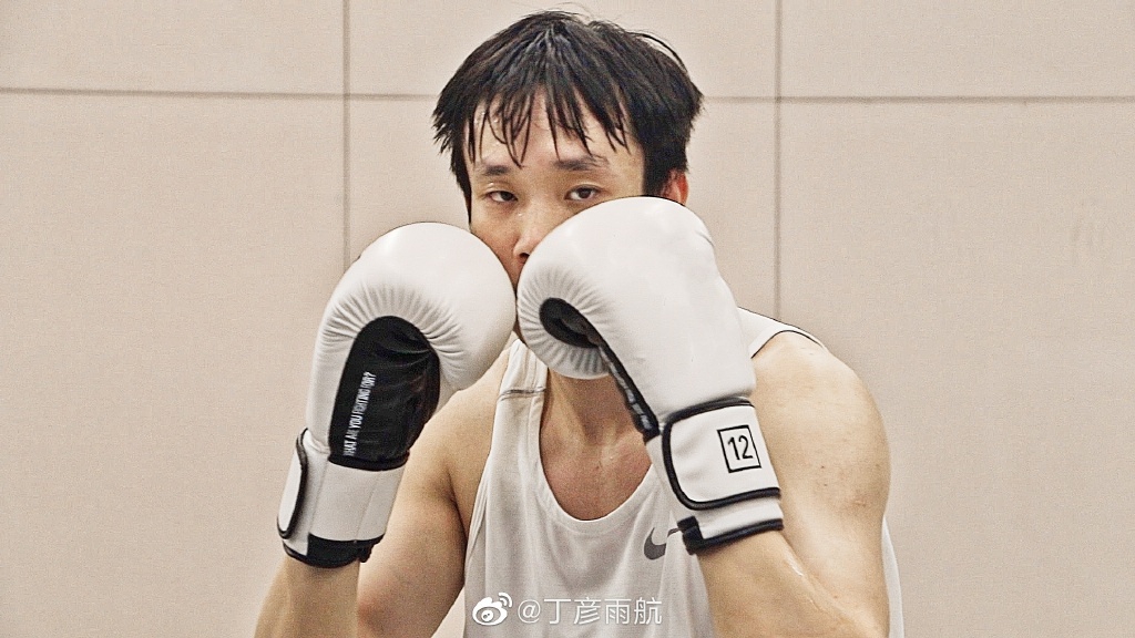 康复师手中冰袋敷在丁彦雨航肿胀的膝盖上,他咬紧牙关双手紧紧抓住训练凳边缘,额头上的汗珠清晰可见