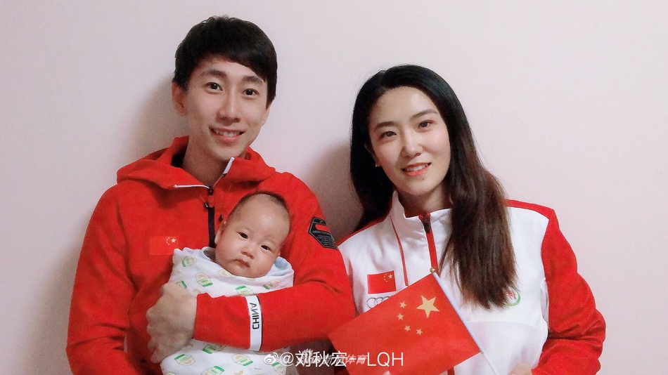 韩天宇刘秋宏晒甜蜜合照撒狗粮 两个人都是大长腿