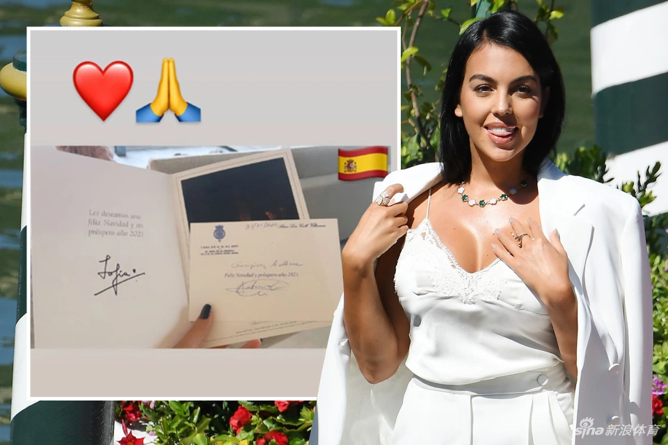 乔治娜将这张意义非凡的王室贺卡轻轻展示在镜头前，卡片上西班牙王室的徽章在柔和光线下清晰可见，她的脸上洋溢着被认可的温暖与自豪。