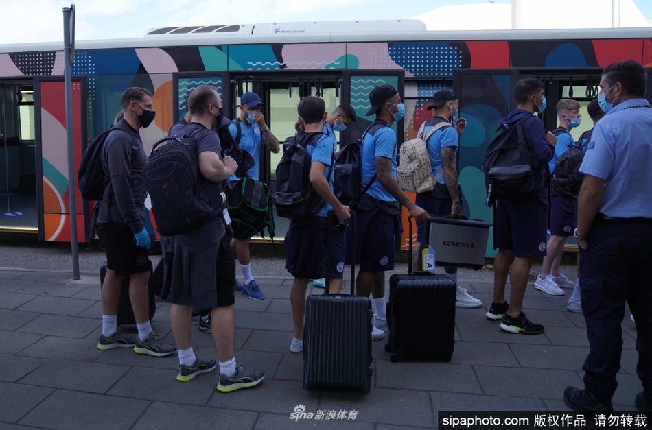 后卫拉波尔特在体能教练指导下进行高抬腿冲刺跑，他表情坚毅汗水飞溅，展现了极佳的身体状态，为迎战里昂的快速反击做好身体储备。