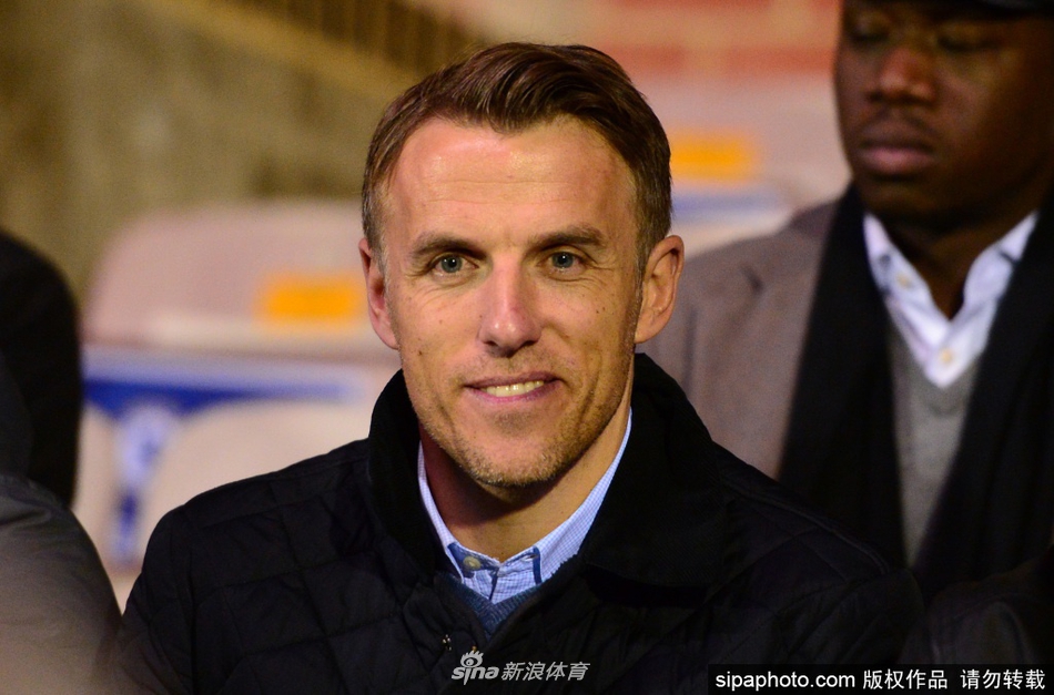 训练场上，菲尔-内维尔双手叉腰，眼神锐利地注视着球员们的跑动，微风拂过他的发梢，这位新帅正将弗格森爵士那套严苛的训练哲学，一字一句地刻入这支年轻球队的基因里。