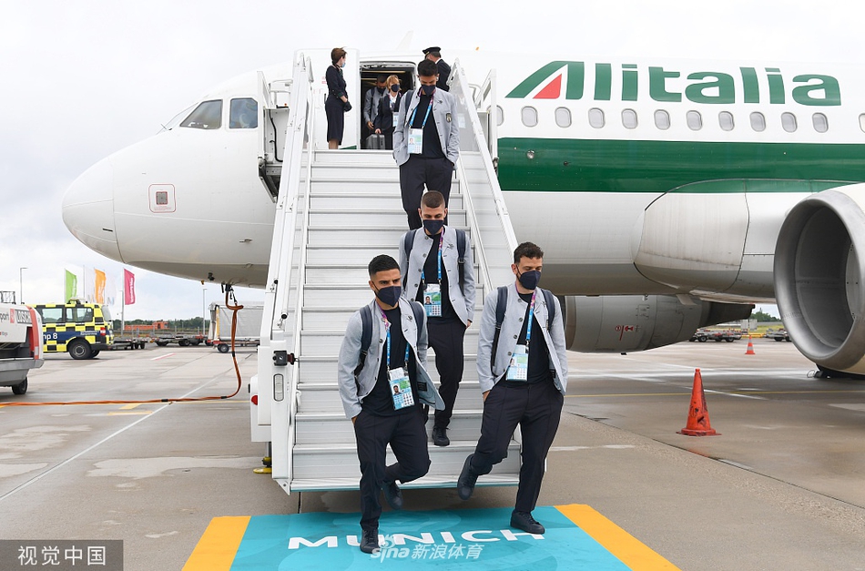 球员们抵达酒店后向窗外守候的球迷挥手致意，巴雷拉和维拉蒂在窗前谈笑风生，大战前的紧张气氛在球迷的欢呼声中化作了心中的一股暖流。