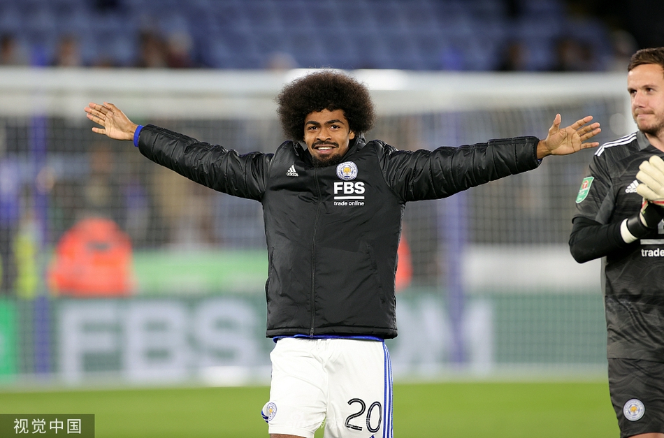 布莱顿球员恩尼奥·姆韦普在人群中高高跃起，一记势大力沉的头槌攻门，皮球划过一道弧线飞入网窝，他紧握双拳怒吼，脸上的青筋暴起，宣泄着扳平比分的亢奋情绪。