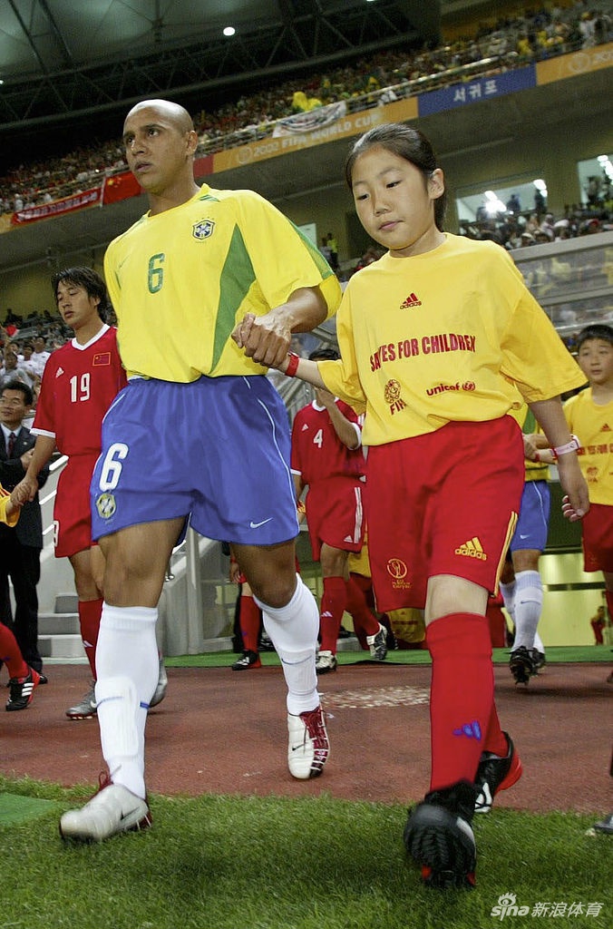 一张抓拍卡洛斯在比赛中起脚大力射门的瞬间，皮球已经变形，可以清晰看到他腿部肌肉的线条，充满力量感