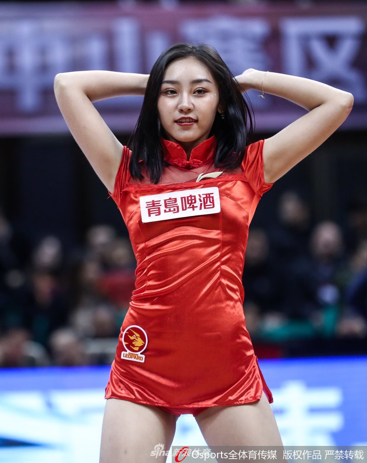 特写镜头下,一位篮球宝贝露出甜美的微笑,眼神中透露出对舞台的热爱与专注,颜值十分能打。