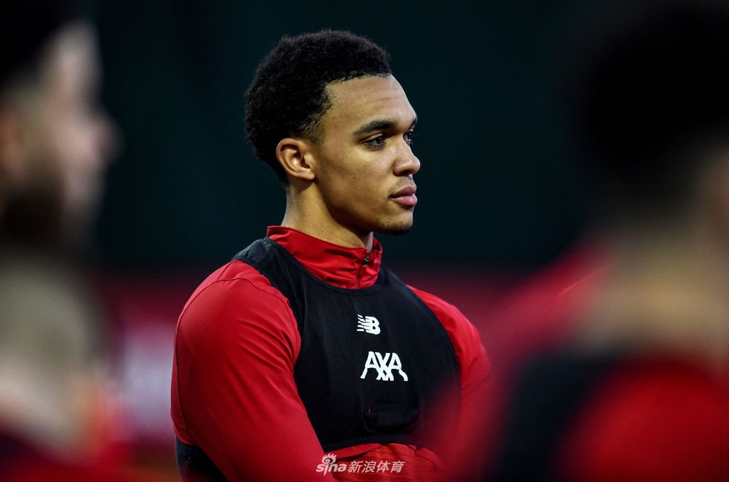 利物浦全队在范迪克带领下完成训练课，众将神情轻松，准备迎接接下来的挑战。