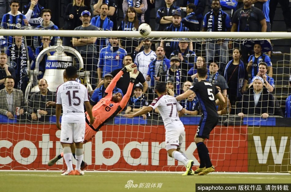 终场哨响后，如释重负的蒙特利尔冲击门将克莱门特·迪奥普激动地跪地握拳庆祝，他全场高接低挡，用关键的零封表现守护了球队的晋级希望。